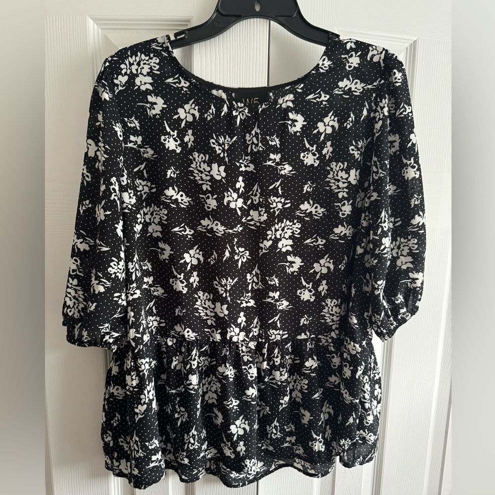 Black floral top🖤🤍